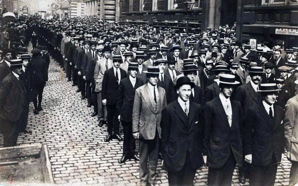 Liverpool Pals Queing to Enlist